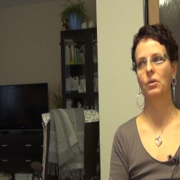 <strong>Pavla dostala od lékařky doporučení, pak se musela rozhodnout sama.<strong> <br> Šla jsem si pro výsledky a tam už mně paní doktorka řekla, že to je zhoubný nádor. Nicméně, jela jsem tam pak ve středu a řekla mi, jaké jsou možnosti. Sdělila mi tu diagnózu a řekla: „No, buď odstraníme jenom nádor, nebo obě prsa, nebo se budete nejdřív léčit.“ Žádné doporučení vám ten lékař vlastně nedá, musíte se rozhodnout sami. Ona mi řekla, jaké jsou možnosti, poslala mě domů a já jsem jí za 2 dny měla volat, jak jsem se rozhodla. I když jsem úplný laik.