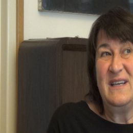 <strong>Barbora důvěřovala lékařům a do jejich práce jim nezasahovala. <strong> <br> Nevyhledávala jsem. Já si myslím, že to má každý člověk úplně jinak, já jsem si říkala, že se tím nebudu moc zabývat, že to nechám na doktorech, že to je jejich věc, nebudu si studovat na internetu diagnózu a léčebné postupy a kontrolovat, jestli to dělají dobře. Přišlo mi, že mám co dělat sama se sebou a že nebudu ještě do toho doktorům nějak zasahovat. A je fakt, že v doktory jsem měla opravdu důvěru.