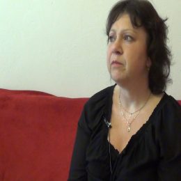 <strong>Monice C. sdělili lékaři postup léčby po konziliu. <strong> <br> Bylo to tak, že bylo konzilium, které bylo velice dlouhé. Nejdříve jsem tam šla, všichni si mě prohlídli, podívali se do lékařských zpráv, které jsem měla. Potom se zavřeli, konzultovali to spolu a až pak mě pozvali na konečnou definici toho, na čem se dohodli. Byl tam můj onkolog, moje mamoložka a další dva nezávislí onkologové. A tím, že tam těch osob bylo tolik, tak jsem to jejich rozhodnutí přijala, akorát mi vysvětlili, co mě čeká. Pan doktor onkolog mě upozornil na to, že pokud bych chtěla nějakou alternativní léčbu, že mi to rozhodně nemůže nijak zakázat, že můžu mít i tu alternativní léčbu současně s tou chemoterapií, ale že se mám zamyslet sama nad tím, že oni potom nemusí vědět, jestli to zlepšení nastává na základě chemoterapie, nebo přijde zhoršení jako reakce na základě té alternativní léčby. Většinou když člověk není zvyklý pít nějaké bylinky nebo něco a pak to do sebe lije horem dolem, tak to je asi tak, jako když nejíte léky a pak si dáte hrstku. Takže já přistoupila na to, že důvěřuji lékařům.