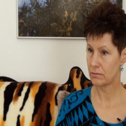 <strong>Zuzka o druhém názoru slyšela, ale neměla důvod ho využít. <strong> <br> Nebylo tam nic, proč bych si vyhledávala další názor. Možná to přichází tehdy, když žena zjistí, že v sobě tu rakovinu má a řeknou jí, že doporučují ablaci prsu. A ona v tu chvíli třeba přemýšlí: „Je to nutné?“ Tak v té době ji určitě zajímá druhý názor, nechce si připustit, že by ta operace měla být tak zásadní, tak radikální. Tak možná v té době, když člověk hledá, co bude, jak bude, tak tehdy potřebuje druhý názor. Když je to pro něj taková zásadní změna. U mě, jestli to byla nějaká výhoda – já dneska to vidím jako výhodu –, tak jsem prostě přišla, operovali mě, hotovo, teď to budeš řešit. Já jsem neměla na vybranou, jestli nejdřív léčba a potom, když se to zmenší, tak uděláme zákrok. U mě to bylo radikální od začátku.