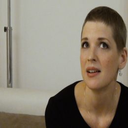 <strong>Lence A. doporučila mamární komise lokální operaci, po komunikaci s operující lékařkou a jinými pacientkami se však sama rozhodla pro mastektomii.   <strong> <br> S operací se u některých žen asociovaly strach, obavy a stres. Obavy se pojily se ztrátou ženství po odstranění prsu (viz téma Ženství) , s následky operace nebo s tím, zda bude nález vypadat tak jako při vyšetřeních, nebo zda bude horší. Ačkoli operace ženy stresovala, viděly v ní často i naději na uzdravení, což jim pomohlo ji zvládnout. Ivana P. například řekla, že je ochotná udělat cokoli, jen aby nad rakovinou zvítězila. Zuzana mluvila o tom, jak její obavy zmírnily informace, které dostávala od lékařů před operací. Některé ženy se na operaci těšily. Kačka se např. těšila, až jí nádor z těla odstraní. Lenka B., podobně jako některé další ženy, mluvila o tom, jak se jí po zákroku ulevilo, že už to má za sebou.