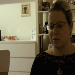 <strong>Zuzanu před operací uklidňovalo to, že ji lékaři o všem dopředu informovali. <strong> <br> Bála jsem se samozřejmě, před tou operací, ale lékaři vždycky přišli a o všem mně řekli, co a jak bude, i jako při narkóze, všechno. Musím říct, že tam, kde jsem byla operovaná, byl moc vstřícný personál. Fakt, lékaři, kteří se tam o mě starali, vždycky přišli a všechno mi řekli dopředu a mě to úplně uklidnilo. Je fakt, že po té operaci, jako věděla jsem, co a jak bude, ale sama jsem taky byla zaskočená určitými věcmi, bolestí, tím, jak to probíhá potom. To jsem dopředu vědět nechtěla, ale asi když některé věci musíte absolvovat, tak je lepší o nich moc nepřemýšlet a prostě nějak to zvládnout a moc se v tom nepitvat.