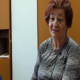 <strong> Evík měla po operaci uzlin lymfatický otok, pomohla jí cvičitelka, která jí doporučila rehabilitaci. <strong> <br> Máte po operaci nějaké následky? Následky mám, a to ten sekundární lymfedém. Protože kromě částečné operaci prsu mně byly odoperovány v axile i lymfatické uzliny. A to je věc, s kterou jsem se dodneška nesmířila a nesrovnala, i když jsem to celkem všechno snášela dobře, protože v té době už existovala takzvaná sentinelová metoda. A kdyby se tahle metoda použila – což je vyšetření první lymfy –, tak by nemuselo dojít k tomu následnému problému, který v současné době mám. To znamená lymfatický otok. Jak s tím lymfatickým otokem pracujete? Snažím se sama cvičit a čas od času docházím na lymfatické masáže, ty jsou manuální a přístrojové. Radil vám někdo, co s tím? Ano, radil. V tom občanském sdružení, které jsem začala navštěvovat, naše cvičitelka, která byla profesorkou na fakultě zdravotních studií a nám všem připravila cvičení přímo na míru, tak ta si všimla, že každá moje ruka je jiná. A ona byla ta, která mě poslala na rehabilitaci, kde už se mě ujali, kde mně to i vysvětlili, snažili se to i mého partnera naučit, aby mně třeba i pomohl. Jak dlouho po operaci to bylo? Tohle bylo tak rok po operaci. Přibližně rok. A ten rok jste s tím nic nedělala? Ne, já jsem si toho nevšimla, nevěděla jsem, že něco takového existuje. A je docela možné, že jsem si to i přivodila sama tím, že jsem na sebe nebyla hodná, nebyla jsem k sobě šetrná. Protože i ta operace přináší s sebou nějaké omezení. Takže práce na zahrádce, kterou bych dělat neměla, a takové další a další věci, tak možná i to k tomu přispělo. Nevím, možná že to přišlo samo. Snažila jsem se to sama pro sebe vyhodnotit, kde jsem třeba udělala chybu. Ale byla jsem ráda, že ta paní profesorka mě na to upozornila, protože člověk jako sám sebe nevnímá někdy.