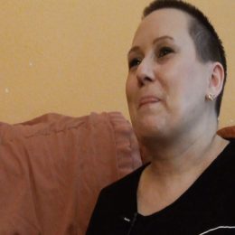 <strong>Káma neměla po operaci žádné komplikace a rána se hojila velmi dobře. .<strong> <br> Ráno to bylo šup šup, prášek – takový ten oblbovák – a na sál. Když jsem se probrala, tak musím říct, že tentokrát mi teda zle nebylo, ale zas mě to strašně bolelo, ten první okamžik po tom probuzení. Ani ne tak ta rána na tom prsu, ale spíš to podpaží s těmi uzlinami. To jsem fakt měla pocit, že to je úplně neskutečná bolest. Ale sestřičky byly skvělé, hned mi píchly nějakou injekci od bolesti a postupně to jak kdyby odeznělo. A potom už, po té operaci dostáváte třeba nějaké prášky na bolení, ale už jsem to ani nějak nevyžadovala. Musím říct, že potom jsem se cítila líp, než jsem si dokázala představit, že to tak bude. S tím, že člověk je omezený, tam máte nějaké ty drény v tom, akorát to taháte s sebou. Dokonce na druhý den mi hned oddělali to lepení na tom. Takže to bylo docela takové, asi to není tak složitá operace, jak si třeba člověk myslí, není to zásah do těla přímo. Třeba když jde někdo se žaludkem, nebo tak. Akorát mi to hodně teklo, takhle teď ještě si vzpomínám, vlastně jsem tam měla ty drény celou dobu a hodně z toho šla nějaká ta, jak nefungujou – protože mi sebrali, myslím, 6, 7 uzlin –, takže ty lymfy potom nefungujou tak, jak mají. Ale celkově to hojení, myslím si, že bylo dobrý. Ten večer už jsem po operaci normálně chodila, nic hrozného. Jak probíhalo hojení té rány po první operaci? Asi dobře. Ne, asi určitě, nebyl tam žádný problém. Domů jsem šla teda ještě se stehy, v nemocnici jsem tam měla vývod, drén z té hlavní rány, za týden jsem šla na vytažení stehů. A musím říct, že když to vezmu zpětně, tak jsem tam potom ty jizvy. Jak jsem říkala, pan doktor si nechal záležet, krásně to vyšil, vlastně ta jizva nebyla v podstatě vůbec vidět. Po tu paži trošku, ale tím, že tam je to asi tak nějak víc namáhané. Ale jizva krásná, skoro jsem se s ní mohla chlubit. Žádné bolesti, vůbec nic, rukou jsem mohla normálně hýbat. Řekla bych, že to bylo v pohodě.