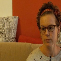 <strong>Edita nepočítala s tím, že bude kvůli rekonvalescenci po operaci potřebovat pomoct s péčí o děti a domácnost.</strong> <br>Rekonvalescence? No, já jsem si myslela naivně, jak prostě za týden. Když jsem byla v nemocnici, tak jsme poslali děti k babičce a pak, jsem si říkala, pak je přivezou, a že to nějak s nimi zvládnu. Ale to byl teda velký omyl. Protože já jsem byla, ta ruka byla prostě, bolelo mě to, i to prso. A nesměla jsem to namáhat, to bylo takové to první, kdy jsem se cítila nemocná a že tu pomoc opravdu potřebuju. A oni byli připravení jen na tu chemoterapii, pak už jsem neměla nic víc zajištěného, ta tchyně už skoro nastupovala. Ale už prostě jsem ji nechtěla otravovat, už mi to bylo prostě blbé. Ještě tady vlastně byla mamka moje, a to bylo takové jako náročnější. Pak přijela tchyně, ale už toho bylo hodně. Po té operaci to bylo takový těžší. Na tu chemoterapii jsem byla připravená, na tohle už ne, že ještě budu potřebovat pomoc. A když už ta ruka a to prso se tak nějak daly do pořádku, tak mě chytla záda. Skřípnul se mi nějaký, tady kostrč se mi zablokovala. A to teda bylo asi nejhorší z celé léčby, protože já jsem byla úplně vyřízená, vůbec jsem se nemohla hýbat. To mi tehdy pomohl manžel, byl doma, pak někdo ještě přijel. Ta rekonvalescence, to bylo docela těžké, když na to vzpomínám zpětně. To jsem úplně vytěsnila radši.