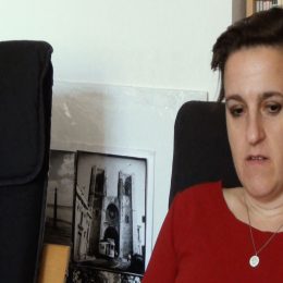 <strong>Kateřina zvolila silikonový implantát. Společně s partnerkou se staraly o zatahování expandéru. .<strong> <br> První, nejjednodušší varianta byla vzít prso pryč. Tím je to údajně vyřízené. V tom mě všichni tak podporovali, že bych to měla udělat. A to se mně úplně nelíbilo. Další možnost byla při operaci, kdy se vezme prso, se tam vloží expandér, který připravuje místo pro implantát, což už je ale menší operace, kdy se ten expandér nahradí implantátem. To je to, co jsem zvolila. A pak ještě byla možnost nechat si to prso rekonstruovat z vlastní tkáně, která se bere z břicha. To se mně teoreticky hrozně líbilo, že bych se zbavila břicha a měla bych prso, které ještě víc by se chovalo jako normální prso. Protože ten implantát je naopak takový jako trošku tvrdý kámen. Kdežto kdybych to měla z toho břicha, tak by to bylo měkčí. To jsem ale nakonec nechtěla kvůli tomu, že to bylo o jednu operaci víc. Takový byl ten postup. Já už si to teď přesně nepamatuju, jak to totiž bylo, proč se mně tady do tohohle úplně nechtělo. A ještě on mně vysvětloval, kdyby náhodou se to vrátilo někdy a týkalo by se to toho druhého prsa, tak by to už nešlo z té tkáně udělat, takže by to zvažoval jako až buď později a nějak komplexně, nebo něco jiného. Nějak mě v tom taky nepovzbuzoval, tady v téhle možnosti, je to velká operace, zásah ještě do toho břicha. Já jsem byla tehdy asi hubenější, tak to bylo tak na hranici, jestli se z toho něco vůbec vezme, proto jsem zvolila tady tu variantu. Dlouho jsem si to musela zatahovat, aby nevyjel, ten expandér celý, jako nahoru, takže jsem to musela hrozně utahovat a mít furt zabalené. Ale to jsem viděla hned v nemocnici, když mně to nějak převazovali, tak tam jsem to asi viděla hned. A tak nějak jsem tušila, že to bude hrozné, a bylo to hrozné. Pak jsem přijela domů a teď jsem to potřebovala si převázat a chtěla jsem, aby partnerka mi to převázala, protože to nešlo moc udělat v jednom člověku, a ona, chudák, jsem viděla, jak je úplně z toho špatná a úplně bledá. Teď řekla, že nemůže, že si musí lehnout, protože omdlí asi, a tak si lehla na zem. Já jsem byla frustrovaná z toho, že jsem chtěla, aby mně to rychle udělala, ne tady se hroutila, když se jí to ani jako netýká. Ale tak to úplně chápu, že to muselo být hrozné pro ni taky. No, a pak jsme se nějak naučily v tom chodit, že to jako ona už zvládla převázat.