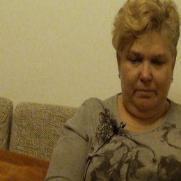 <strong>Soňa po plastice ležela na JIP a nesměla se hýbat, aby jí sval přirostl, vše se pak dobře zahojilo. <strong> <br> A začala zase anabáze přípravy na plastiku, protože jsem musela jít na chirurgii, aby chirurg jen zkonstatoval, jestli můj tělesný materiál je vhodný na to, tu plastiku podstoupit. Pak jsem odjela, dělali to v nemocnici, tak jsem odjela už s těmi nálezy tam, ležela jsem tam 14 dní. Z toho 10 dní na JIPce, kdy jsem musela ležet jenom na zádech. V jedné ruce infuzi, a druhou, která byla na straně toho svalu, furt mít jenom položenou na břiše a vůbec s ní nehýbat – maximálně si podat kapesník –, aby ten sval vlastně přirostl. A měla jsem 2 operační pole v břiše, protože mi odsud brali ten lalok. Tady 3 drény, tady 2 drény. Poprvé když mě pustili, můžete na záchod, tak jsem si nesla 5 těch tyglíků, na zádech jsem měla jednu šňůrku, za krkem toho anděla, jinak nic. Ostatní šňůrky nebyly a na té JIPce leželi asi 4 další chlapi. Jeden tam byl s uříznutými prsty, jeden tam ležel po bouračce, a já jsem se musela smát, protože mě bylo úplně jedno, že mi je vidět zadek, že jdu v předklonu, že prostě vypadám odhalená hrozně, ale hurá, už chodím a můžu jít na záchod. A měla jsem štěstí, že se mi to dobře zahojilo.