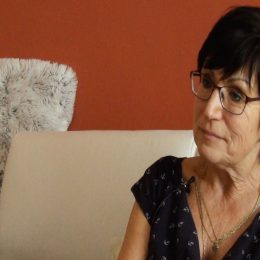 <strong>Janča poprosila lékaře o preventivní zákrok. Další děti už nechtěla a obávala se dalších možných zdravotních problémů a operací. <strong> <br> Vy jste byla ještě na té gynekologické operaci. A tam vám dali na výběr, nebo vám řekli, co bude nejlepší? Jak to tam probíhalo? Ano. Jelikož jsem měla kdysi dávno endymetriózu, tak jsem viděla, že tam někde něco je, ale prostě bylo to všechno v klidu, a když jsem přišla s tím, že teda tam mám jako vykřičníky, že tam něco je, tak mi můj pan primář povídal: „Ale my to budeme muset odoperovat.“ A já jsem za ním šla a říkám: „Pane primáři, ale mám na vás prosbu.“ A on povídal: „Jakou?“ Já říkám: „Ale já to chci vzít všechno.“ On tak na mě koukal a povídá: „Počkejte…“ A já říkám: „Já nechci, abych za půl roku šla znova na operaci, děti mám, už žádné děti nechci, takže mi vezmete všechno.“ A on povídá: „Tak to jste 1 ze 100, která mi tohle řekne.“ A byl teda jako rád, že já jsem sama na to přišla, on by mi to asi stejně nabídl. Bylo to pro mě vhodné, vzít to všechno, a já jsem říkala, že nepůjdu za půl roku, nebo za další tři čtvrtě roku, za rok, znova na nějakou operaci. Prostě říkám, ať vezmou všechno. Tak byl spokojený, že jsem si o to vlastně řekla já sama.