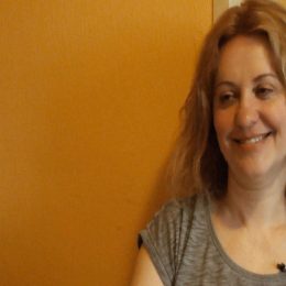 <strong>Dcera Stáni A. si přála být bez vlasů jako maminka. .<strong> <br> Já mám dodneška v paměti větu, kdy té mojí dceři bylo teda 3 a půl roku, když jsem zahajovala léčbu, a ona hrdě chodila po bytě a říká: „Až budu velká, tak taky nebudu mít vlasy jako maminka.“ Tak to jsem teda plakala, to jsem brečela, ale ona to řekla s takovou tou dětskou krásnou naivitou: „Tak taky nebudu mít vlasy.“ A pohodila tím svým chmýříčkem, co měla na hlavě. Jo, mluvíme o tom, teď už jo, když chtějí samozřejmě. A vědí o tom, ví, že to tak je. Třeba moje dcera teď zjistila, že mám implantát, předevčírem úplně náhodou, a říká: „Mamko, a kde ty jsi k tomu, prosím tě, přišla?“ Jo, tak to bylo takové. Já říkám: „Ale Haničko, ty to nevíš?“ Víte co, nikdy jsem jim, když byli menší – ty operace jsem měla před 5, před 7 lety –, nevykládala, co se tam přesně bude dít. Obecně jsme si řekli, že jdu někam, kde se bude něco řešit, tak jsem to vždycky nějak zaobalila, a teď jim říkám: „Víš, tak to jsem byla u toho plastika, protože mi něco našli na ultrazvuku a teď chtěli ještě, ať to teda vidí plastik, ať vědí, jestli mají vyměnit implantát, nebo ne.“ A ona mi říká: „Kde ty jsi vzala implantát, prosím tě, ty máš umělá prsa?“ Říkám: „No, jedno.“ „Jak to, že to nevím?“ „No, tak už to víš.“ Většinou teda říká: „Mamko, nemluv o tom, já o tom mluvit nechci.“ Vzhledem k 15 letům je to přiměřené, že jo, ale když potřebuje vědět, tak se zeptá.