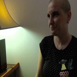 <strong>Veronika vypráví o své zkušenosti s průběhem aplikace chemoterapie. <strong> <br> Probíhalo to tak, že jsme každé ráno přijeli do nemocnice a došla jsem si na krev. Tam mi zjišťovali krvinky, jak na tom jsou, jestli jich je málo, nebo jich je dost na to, abych mohla dostat chemoterapii. Pak jsem si došla do kartotéky pro svoji kartu a šla jsem si sednout do čekárny k paní docentce. Protože je paní doktorka takový profík, jaký je, tak nás v čekárně sedí opravdu hodně. 3 hodiny čekání, to vlastně nic není, když vím, že si čekám na profíka, na člověka na svém místě, takže mi to čekání nevadí. Když si to tam člověk už vyčká, tak paní docentka s ním pak absolvuje takový ten běžný rozhovor: „Jak se máte, co je nového, co vás trápí?“ Nebo: „Chcete se na něco zeptat? A podobně.“ A potom jdete a pokračujeme přes chodbičku do stacionáře. Tam předám sestřičkám ty papíry, oni mi namíchají tu dobrotu a za půl hodinky, za tři čtvrtě se tam zpátky dostavím – mezitím si stihnu dojít na jídlo, protože pak už to většinou nejde. A pak tak 40 minut mi kapala ta chemoška. Poseděla jsem si na lůžku, občas jsme se zasmály s ženskými, občas nebylo s kým si popovídat, tak jsem si vzala mamču s sebou. Někdy jsem to prospala, někdy jsem si na telefonu něco hledala, poslouchala písničky. Jednou jsem tam měla kamarádku, koukaly jsme na film, ležely jsme spolu na lůžku, sestřičky se nám smály a my koukaly na ten film a takhle různě jsem si to tam zkracovala. A pak jsme jeli domů, a ta cesta už začínala být taková nějaká horší, už jsem cítila na sobě hroznou únavu, že to asi zaspím. A paní doktorka vždycky říkala: „Klidně to zaspěte, klidně 2, 3 dny, klidně to zaspěte, to bude úplně ideální.“ A pak, když to šlo, tak byla nějaká vycházka, a když to nešlo, tak prostě jenom postel.