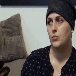 <strong>Hana B. dostala 2 cykly chemoterapie, 2 různé druhy. První s aplikací po 4 týdnech, druhý 12 aplikací po týdnu. <strong> <br> Ráno jdu na krev. Já teda měla chemoterapie rozdělené vlastně na dva druhy. První druh, ten byl čtyři cykly po třech týdnech, to byla taková ta silnější. Teď mám dvanáct cyklů po týdnu, má to tu obrovskou výhodu, že mám nasazenou biologickou léčbu. Můj nádor byl HER2 pozitivní. Automaticky mně doktor doporučil – a pojišťovna schválila – biologickou léčbu, tak dostávám zároveň i tu. Takže první čtyři cykly byly po třech týdnech. Tam se musela kontrolovat pokaždé krev, protože hodně ubývají bílé krvinky. Byla potřeba každé tři týdny to kontrolovat. Takže jsem ráno přijela  a bylo to tam skoro na celý den. Ráno mi odebrali krev. Čekala jsem, až byly asi za hodinku výsledky. Pak jsem čekala zase, než doktor bude mít čas a zavolá si mě konečně. Ten se mnou zkonzultoval, co a jak. Prohlídl, jak se vyvíjí ten nádor. Jestli tam je, nebo není. A zhruba hodinku trvá příprava té chemoterapie v lékárně. Takže jakmile se připraví, tak ze stacionáře zavolají, že za hodinku máte přijít. No, pak si počkáte, až vás zavolají, a samotná ta aplikace trvá asi hodinku a čtvrt zhruba. Co mám těch dvanáct cyklů po tom týdnu, tak tam to trvá trošku déle, protože oni vyvolávají hodně často alergické reakce. U mě naštěstí ne. Ale proto se musí aplikovat pomaleji, a tak to trošku trvá. Ale tam já si chodím odpočnout a zdřímnout. Si vezmu dečku, polštář, lehnu si a já to tam prostě ty dvě hodiny prospím.