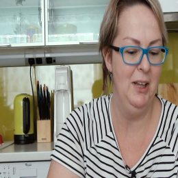 <strong>Petra dostala první dávky chemoterapie v těhotenství. <strong> <br> Já jsem to zjistila, když jsem byla na konci šestého měsíce těhotná, v dubnu roku 2014. Ráno jsem ležela na posteli a poškrábala jsem se zespoda na prsu, a měla sem tam bulku. Říkala jsem si, jo dobrý, tak může to být něco s těhotenstvím spojené, ale přesto sem šla v pondělí ke gynekologovi, který s tím neměl zkušenost, tak mě hned poslal – ten samý den – na mamograf. A doktorka na mamografu mi udělala hned ten den biopsii, protože se jí to nezdálo. Výsledky měly být za 3 dny, někdy ve čtvrtek. Volali ve čtvrtek, že se mám dostavit, a oznámili mi, že mám pozitivní nález, že mám karcinom prsu, a hned mi domluvili schůzku s onkologem, kam jsem byla odeslaná po víkendu. A za tři dny potom už jsem dostala první chemoterapii, v těhotenství. Samozřejmě jsem se bála, aby to miminku neublížilo, ale dneska už je ta léčba tak daleko, že těhotenství proběhlo úplně v pořádku. Během těhotenství jsem dostala tři chemoterapie, a pak proběhl normální přirozený porod a deset dní po porodu jsem nastoupila na další cyklus chemoterapie a dostala jsem jich ještě pět.