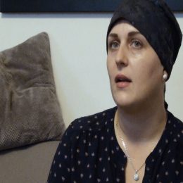 <strong>ana B. šla před chemoterapií na označení nádoru klipem. <strong> <br> Předpokládali, že chemoterapie by na tento typ nádoru měly dobře zabrat. Takže mně ještě nádory označili takovým klipem, takovým titanovým válečkem, pro případ, že by úplně zmizely, což se naštěstí v mém případě stalo. Tak aby věděli, kde ten nádor přesně byl, a mohli při operaci odstranit nějakou tu poškozenou tkáň.