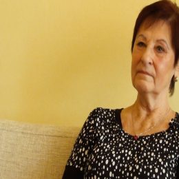 <strong>  Eva měla velké nevolnosti, suché sliznice, citlivost na pachy a ošklivé nehty. <strong> <br> Ty vedlejší účinky samozřejmě určitě vždycky jsou, jsou to třeba, já nevím, suché sliznice, nevolnosti – hrozně mi bylo zle, nevolnosti jsem měla dost veliké, i když mi říkali, že mi dávají všechny možné preparáty, aby snížili nevolnost, ale prostě mě bylo hrozně moc zle. V období tak týden po léčbě,  po podání chemoterapie, mi bylo špatně, a pak se to zase trochu zlepšilo. A přišla zase další chemoterapie, zase mi bylo špatně, člověk je citlivý na všechny ty vjemy, pachy a podobně. Únava je tam samozřejmě taky, spavost, nehty jsem měla ošklivé, a prostě všechny takové ty běžné věcí, bych řekla, ty jsem vychytala jak při první chemoterapii, tak teď po letech při té druhé ještě víc.