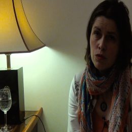 <strong>U Petry A. byly potíže s napíchnutím žíly, popisuje to jako náročné. <strong> <br> Ano, ano, ano. Bývalo to v úterý, jednou za 3 týdny jsem tam jela. Vždycky jsem se ráno musela nahlásit, pak tam jedu, oni se schovali do té kukaně a namíchali to tam přesně na ten můj nádor. Ty pytlíky tam na mě čekaly, a čím jich bylo víc, tak tím samozřejmě jsem měla víc rozpraskanou ruku a nešlo mě do ní píchat, takže první z nich šel sem, druhý sem, třetí už byl. Jednou mě třeba napichovali 5krát, protože vždycky, když už se jim to povedlo píchnout, tak to prdlo, takže jsem opět musela jít k dřezu, ruku do horké vody, půl hodiny cvičit, aby mě mohli zkusit zase píchnout, takže jsem tam třeba byla ráno v 8 a začali mě kapat až třeba v 10, protože prostě nebylo kam to zavést. Takže to bylo takové těžké, a bolelo to, bolelo to jako čert. Ale to je takové normální při těch chemoterapiích.