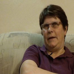 <strong>Stáně B. se po první dávce udělalo špatně. Při dalších jí bylo týden špatně.  A po týdnu od se jí udělalo lépe. <strong> <br> Po chemoterapii, poprvé, to mi bylo špatně a odvezli mě na detox, byla jsem na kapačkách, tak mě z toho dostali a přestalo mi být špatně. A vždycky ten první týden po chemoterapii, to jsem na tom byla celý víkend hodně špatně, hlavně ta nechuť k jídlu. Vadí vám všecko, veškeré vůně. Já jsem vlastně vždycky týden po chemoterapii byla víceméně na takové kojenecké stravě, jako šťouchaný brambor s máslem a přesnídávka. Nebo jenom přesnídávka, čistá voda. Teď jsem nemohla něco, protože to mi smrdělo, vadilo mi všechno, takové to bylo. Ale vždycky se překlenul ten týden a potom se člověk tak nějak z toho zmátořil. Jak mu bylo konečně dobře, tak to ale začalo od znova…