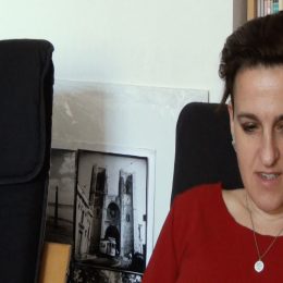 <strong>Kateřina hovořila o divném pocitu, nicotě a letargii, kterou během chemoterapií zažívala. .<strong> <br> No, po těch prvních mně bylo špatně hodně, a nebylo to nikdy tak, že bych zvracela, i když po té první jsem si myslela, že budu. A měla jsem nachystané různé kýble vedle postele, ale ne, to se nikdy nestalo a spíš to bylo takové divné tehdy, to si pamatuju. Ten pocit už si nepamatuju, ale to slovo, které jsem používala, když jsem to někomu popisovala, bylo něco jako nicota, že jsem prostě nemohla. Jinak mně to nevadí, třeba někdy být nemocná, že si tak člověk poleží v posteli, čte si, pije čaj, že to je skoro příjemné, starají se o něj lidi, ale toto nebyl ten případ, vůbec nic mi číst nešlo, dívat se na film mě nebavilo. Bylo to jenom – tak nějak ten týden přežít, než budu vědět, že je mi líp. Hnusné to bylo, ale ne nějak tak, že by to byly strašné křeče, strašné blití, strašná hrůza, spíš taková divná letargie, ve které mě nebavilo nic dělat. To bylo nepříjemné dost.