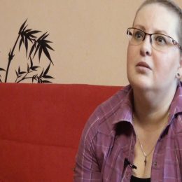 <strong>Jana H. popisovala, že s postupem léčby se vedlejší účinky začaly nabalovat.</strong> <br>Když člověk si řekne, že vlastně na začátku mu nic není, ona ta chemoterapie, když jenom zvrací, tak mu nic není, ale pak se to už na sebe nabaluje. Říkala jsem si, že mi je úplně dobře, ale po těch 4 velkých, kdy jsem chodila každé 3 týdny – a pak vlastně každý týden –, tak tělo už proti tomu začíná víc bojovat. Ty vedlejší účinky se začínají i projevovat, i únava je větší, a opravdu to tělo bojuje asi už trošičku jinak.