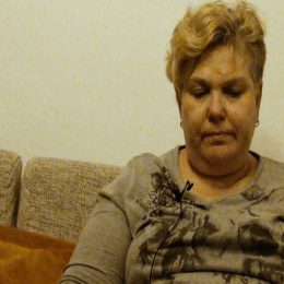 <strong>Soňa přibývala na váze a měla bolesti. Bolest přirovnávala k chůzi po něčem ostrém. <strong> <br> Ještě v průběhu těch chemoterapií vždycky byly 3týdenní pauzy při čekání na další. A já jsem pořád jako nezvracela. Nebylo mi špatně. Naopak začalo mi období přibírání kil. Tak jsem přibrala 5 kilo během těch chemoterapií. Fakt jsem vůbec nezvracela, ani jednou. Jenom co bylo pro mě negativní, byla únava, vždycky tak po těch 3 dnech, 4 dnech najednou mě začaly třeba bolet kolena, klouby, ruce nebo chodila. Jako když chodíte po něčem ostrém. Nemohla jsem pořádně došlápnout a to trvalo pár dní. Pak to zase odeznělo.