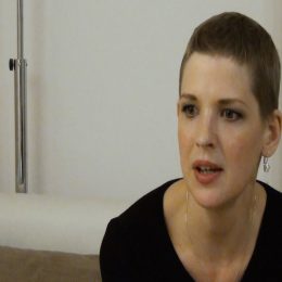 <strong>Lenka A. musela být akutně hospitalizována, pro vnitřní krvácení.<strong> <br> No, první chemoterapie. V podstatě mi indikovali 4 silné chemoterapie, které standardně dávají pro léčbu rakoviny prsu, a potom, po těchto 4, tak přišlo 12 týdenních taxánů, které jsou slabší, takže jsme se domluvili s mými rodiči, že vždycky po té silné chemoterapii budu jezdit k nim domů a tam se pár dnů budu zotavovat. Manžel bude mít paragraf, a až budu schopná, tak zase naběhnu do domácnosti. Myslela jsem si, že budu normálně fungovat, takže takhle to bylo po té první chemoterapii, manžel mě zavezl k rodičům a tam jsem strávila prvních 5 dní. Bylo mi zle v noci, první pocit byl, že mám v sobě vetřelce, proběhnul mi od hlavy až k patě. Dávala jsem si nějaké prášky na nevolnost, bylo mi trošičku na zvracení, ale zvracet mi nešlo, to je někdy možná ještě horší. Při té druhé chemoterapii, tam to bylo trošičku horší, protože jsem měla nějaké silné vedlejší účinky, měla jsem vnitřní krvácení, takže jsem jela za svým onkologem, který mě poslal domů s tím, že kdyby se to zhoršilo, mám volat. A ono se to zhoršilo docela dost, tak jsem jela rovnou na pohotovost. Vnitřní krvácení mi tam zastavili, strávila jsem 2 noci na JIPu, to bylo takové asi jedno z nejvíc nepříjemných období, protože se nevědělo, co mi vlastně je, jestli třeba tam není nějaký pokrok, i když se to moc nepředpokládalo skrz to PET CT vyšetření, které jinak vyšlo čistě. Tam zareagovala prostě ta chemoterapie, ráda rozleptává sliznice a tak dál, oslabuje je, a mně se to projevilo tady tím způsobem. Spíš jsem měla strašný strach, jak zareaguju na další chemoterapii nebo jak zvládnu celou tu léčbu. Takže na té JIPce bylo asi nejhorší to, že jsem se cítila opravdu jak na smrt nemocná, že mě všude vozili jako na kolečkovém křesle a že jsem musela tu gastroenterologii a kolonoskopii absolvovat. Všude mě vozili na tom nemocničním křesle, s tím nemocničním županem a to tak nějak poprvé jsem se cítila jako vyřízená. Tam to na mě dolehlo hodně, na té JIPce.