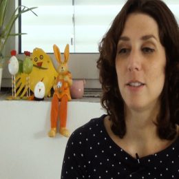 <strong>Lucie nechtěla v chemoterapiích pokračovat. Vyhledala i psychologickou pomoc, ale po rozhovoru s lékařkou se rozhodla to zkusit dále.</strong> <br>Po těch 4 chemoterapiích, jsem byla docela zničená, musím říct, a protože i přesto, že mně dávali léky na nevolnost a podobně, tak už ta psychika na mě působila dost silně. A já už jsem jenom čekala v čekárně a cítila jsem třeba dezinfekci nebo už jenom to prostředí a mně už se dělalo špatně. Takže já už byla rozhodnutá, že na další chemoterapie nepůjdu, že mně to stačí, ta léčba, že se cítím fakt jako zdravá, a stejně si myslím, že to někdo na mě ušil. Měla jsem pocit, že to onemocnění jsem neměla vůbec v sobě a že už na další chemoterapie nepůjdu. A tenkrát – já nevím už kdo – mně někdo řekl o psycholožce přímo v nemocnici, tak jsem ji byla navštívit. Jedno sezení jsme myslím spolu měly, protože na další už jsme se pak nějak nedomluvily. A ona mně řekla: „Je to vaše rozhodnutí, je to váš život. A nemůžete dělat věci, jak ostatní chtějí. Je to jenom o tom, že vy si rozhodnete, jestli budete pokračovat. Ne vaše onkoložka, ne vaše maminka a ne váš přítel. Prostě to je jenom o vás.“ A já jsem se najednou fakt rozhodla, věděla jsem, že pokračovat nebudu. Načež jsem teda přišla na tu onkologii, ke své onkoložce, a měla jsem tendenci jí sdělit, že pokračovat asi nebudu. Neměla jsem ten den zrovna jít na chemoterapii, ale asi až za týden nebo za čtrnáct dní, ona tam byla nějaká prodleva mezi těmi cykly. A to si pamatuju fakt dodneška, jak jsem tam seděla a ona mi říká: „Jste si fakt jistá?“ A já na to: „Já vím, že to je promarněná šance, ale já už to prostě fakt nezvládám, mně už to tady vadí.“ Bolela mě strašně ruka z toho, protože mě mohli píchat jenom do té pravé ruky, u levé už jsem v podstatě neměla možnost dostávat tam chemoterapii, začala mě totiž hrozně bolet. Tak doktorka říká: „Jo, fajn, to se dá vyřešit portem.“ Pak jsem řekla: „Mně vadí dezinfekce.“ A ona: „No, dobrý, tak budeme dávat jinou dezinfekci.“ A já: „Mně vadí ten stacionář.“ „Dobře, tak půjdete jinam, na jiný stacionář.“ A říkám: „A můžu tuhle sestřičku?“ A ona říká: „Jo, můžete mít tuhle sestřičku.“ Takže jako všechno tak nějak vyhověla mně a ona říká: „Fakt to aspoň zkuste. Uvidíte, jaký to bude. A já myslím, že to bude v pohodě, protože hlavně to budete mít po týdnu a už to nebude taková dávka pro to tělo, jo? Takže vám nebude špatně.“ Já říkám: „No, uvidíme, tak já si to ještě nechám projít hlavou.“ A do toho jim tam tenkrát zazvonil telefon, volala jí asi nějaká paní doktorka ohledně jedné pacientky a vím, že ta moje onkoložka jí říká: „No, bohužel, ona už to má v kostech, takže v podstatě už tam bude jenom nějaká udržovací léčba.“ A pak ten telefon položila a říká: „Jenom vám chci říct, že ta pacientka by si s vámi to místo klidně vyměnila, vy máte ještě možnost si ten život zachránit, protože v těch kostech to nemáte. Takže si to rozmyslete, jestli to chcete dneska, nebo třeba příští týden zkusit. A jenom kvůli tomu, že se vám udělá špatně nebo neudělá, to nepřerušovat, protože ona by si to s vámi klidně vyměnila.“  A tak jsem řekla: „Ty jo, já jsem fakt hloupá, proč to teda jako nezkusit.‘“ No, a na tu další chemoterapii jsem teda šla.