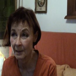 <strong> Daniela odešla z léčby z důvodu mnoha vedlejších účinků. <strong> <br> No, a pak sem podstoupila chemoterapie, předepsali mi jich asi 20. No, a tak jsem absolvovala 4 a měla jsem toho plný zuby, bydlela jsem sama a průběh chemoterapie strašný, to snad nebudu ani popisovat, ale pokud by to bylo potřeba, tak klidně, ale popíšu to až v té 2. fázi. No, a tak sem po 4. chemoterapii zrovna náhodou slyšela v televizi písničku Chemie od Xindl X, a když jsem slyšela ten text, tak jsem ho poslala panu doktorovi, který mě ošetřoval, a řekla sem, že to je přesně to, co sem mu chtěla říct a že odcházím z této léčby a že už se budu léčit sama. Vůbec jsme neměla představu, jak se budu léčit, ale mně bylo to hrozně zle psychicky, fyzicky, že sem říkala: „No, tohle ke mně nepatří, to přeci nejsem já.“