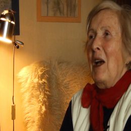 <strong> Dagmar Š. nosila paruku, se kterou byla velmi spokojená. <strong> <br> Co já jsem se s tou parukou nadělala parády. Když mně předepsali chemoterapii, tak mi zrovna dali takový papír, že mně přispějí na paruku, a že parukářství je tamhle někde. Sice v nemocniční lékárně je mají taky, ale tam je prý chabý výběr, ať jdu radši do města. Tak jsem šla do města. Jak já jsem si to tam užila, tu chvilku. Prostě paní odbornice: a tahle by možná šla a tahle ne, tahle vám nesluší a tak dále. Já jsem obdivovala Dianu anglickou princeznu a chtěla jsem vlasy jako ona. Takže takovou paruku jsem taky měla a s tou jsem chodila, protože vlasy mně začaly padat hned při těch velkých chemoterapiích. A pak jsem měla taky takového bílého kulicha a s tím jsem absolvovala celou nemocnici. Protože proč chodit v nemocnici s parukou? Když jsem byla na chirurgii na zásahu, tak to mně ještě vlasy nerostly, ale pak, než jsem během léta šla na radioterapii, tak už jsem začínala mít nějaké chloupky a už se to lepšilo. A tak v tom bílém kulichu jsem to absolvovala a myslím, že měli lékaři z toho docela srandu, oni tam mají ty ženy různé šátečky, paruky a takové, a já teda kulicha z lyžování, no. A to ani jsem ho nemusela zahodit, vydržel to celé.