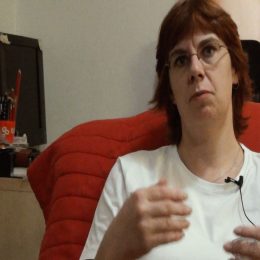 <strong>Na Ludmilu léky proti zvracení nefungovaly, pak jí bylo špatně, už když jen přijela do nemocnice. .<strong> <br> Přijeli jsme domů a já jsem vlastně to měla přesně naordinované: dostala jsem balík léků, které se braly souběžně s tou chemoterapií, protože potlačovaly účinky tady těch nevolností, aby člověku nebylo tak strašně špatně. Akorát na mě to nějak nefungovalo. Bylo mi zle úplně strašným způsobem. Tři dny jsem se nenajedla, protože to prostě nešlo. Po čtyřiadvacetihodinovém zvracení jsem už neměla co zvracet. To už opravdu člověk nemá co zvracet. To už vyzvrací všecky šťávy. To už prostě je jenom taková pěna jakási. A snažíte se pít. A pijete tím způsobem, že se napijete doušku vody, a přijde vám, že jste vypila litr, protože to je úplně hrozné. Paní doktorka se mi snažila pak pomoct, dostávala jsem nějaké silnější injekce přímo před tou chemoterapií. Jenomže jak řekla i sestřička na té onkologii: „Ono už po určité době, když vy sem přijedete, tak už máte v hlavě to: „Ježkovy voči, mně zas bude špatně.“ A já jsem si to ani nějak nepřipouštěla, že mi bude špatně. Věděla jsem, že mi bude špatně, to bohužel. Ale třeba se mi stávalo už i to, že jsme přijeli… Ten den, kdy jsem měla dostat chemoterapii, tak jsem šla klasicky prvně na odběr krve. Potom jsem se nahlásila u sestřičky, že jdu k paní doktorce. Počkala jsem, bylo vyšetření u paní doktorky, a čekala jsem, až přišly vlastně výsledky z té krve. A pak teprve jsem odcházela na stacionář, na tu chemoterapii. No, a my jsme třeba přijeli a já ještě před tím odběrem krve – už když jsme tam byli, teď nevím, snad potřetí nebo počtvrté, to je jedno –, už prostě to bylo tak, že my jsme přijeli a já první, jakmile jsme přišli nahoru do toho patra, kde se odebírá krev, tak první moje cesta byla okamžitě na záchod, protože už jsem zvracela.