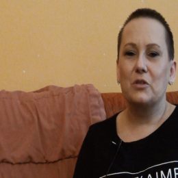 <strong>Káma konzultovala vedlejší účinky s lékařkou, která jí napsala jiné léky na nevolnost. .<strong> <br> Samozřejmě paní doktorka mi napsala prášky proti nevolnosti, nějaké ty léky oni dávají i do té chemoterapie, ale přiznám se, že mi bylo fakt zle. Zvracela jsem, nebylo mi dobře. Když jsem to potom řekla při kontrole. Vždycky před tou chemoterapií jsem šla k paní doktorce na kontrolu a vždycky, když jsem jí to řekla, tak mi napsala nové léky. To byl vždycky 1 prášek, byly teda šíleně drahé, co jsem zjistila, ale musím říct, že už mi takhle zle nebylo. Nebylo člověku dobře, neměla jsem chuť na jídlo, přiznám se, v puse jsem měla takový jakoby neustálý pocit, že tam mám strašně sucho. Nebylo mi dobře, že bych si mohla nějak vyskakovat a tak, ale ne že bych zase trávila den na záchodě, to ne. Stalo se, že jsem občas mezi tím zvracela, spíš už z únavy. Co mi nejspíš hodně dělalo zle, když jsem měla pokles bílých krvinek, a s tím jsem chodila na injekce, na bílé krvinky.