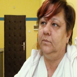 <strong>Líba přirovnává radioterapii k rentgenu. Sama neměla žádné vedlejší účinky. <strong> <br> Ozařování je na stejném principu jako rentgen. Člověk přijde, lehne si na takový stůl, předtím, než se jde na ozářky, tak pan doktor, který je vlastně onkolog, tak nám napíše. Byly jsme u toho ozařování, že to je vlastně rentgen. Jo. Je to, jako když jste na rentgenu, vlastně si tam lehnete, máte na sobě naznačené body, kde má  ten zářič působit. Sestřičky vás naštelujou tak, jak to má být, dají tam záření v té síle, v jaké je třeba, a nevím, je to otázka 10, 15 minut a zase jdete domů. Mělo ozařování nějaké vedlejší účinky? Na mě ne, ale někdy se stane, že lidi mají popálenou kůži od zářiče, ale já jsem žádné vedlejší účinky, ani vyrážku, ani žádnou popáleninu neměla. A jak to na váscelé působilo, nebo to žádný vliv na vás nemělo? Nemělo, je to opravdu, jako když jste na rentgenu. Bylo tam jenom to, že tam člověk fakt musel dojít.