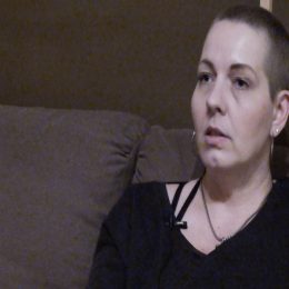 <strong>Kačka šla nejdříve na zakreslení, pak každý den dojížděla na ozařování. Nejhorší pro ni bylo si lehnout na studené lehátko.<strong> <br>Člověk nejdřív jde na simulátor, kde zakreslí místo, který potřebují ozařovat, takže jste počmáraní, máte takové pěkné nové tetování, a dojíždí se každý den na ozářky. Celý proces, i s převlečením, trvá maximálně 10 minut, není to nic strašného, akorát lehnout si na tu studenou podložku na ozařovně, to není úplně dobré, protože tam člověk musí být do půli těla svlečený. To je asi to nejhorší, co mně tam vadí. Že si musím lehnout na to studené a dát ruce za hlavu, protože se ozařuje stále v jedné poloze.