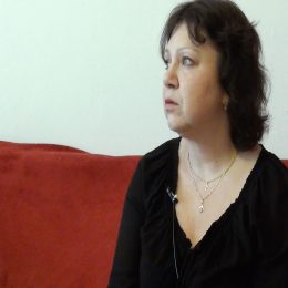 <strong>Monika C. se nejdříve radioterapie obávala. Uklidnila se, když zjistila, jak to probíhá. <strong> <br> Nejdřív jsem se ozařování velice bála, protože je takový boom toho, že prostě nevíte, co to udělá. Když jsem šla na vyměřování, která místa budou ozařovat, a udělali na mně křížky centrofixem a vysvětlili mi, že je vlastně dělají proto, aby ozářili menší místo, tak jsem se trošku uklidnila. A potom jsem se uklidnila ještě víc, když jsem zjistila, že ta ozářka trvá, nevím to přesně, ale zhruba minutu až 2, což bylo velice rychlé. Pomohlo mi, že jsem mohla sledovat ten přístroj, nedívala jsem se teda přímo při ozařování, ale byl to obrovský přístroj, který byl nade mnou, a v něm byly takové lišty, které se skládaly jako knihovna. Bylo to zajímavé a utekl mi tím ten čas lépe, takže potom celá ta ozářka mi nepřišla hrozná.