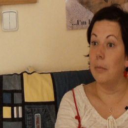 <strong>Naďa zvažovala, že by radioterapii nepodstoupila. Rozhodla se ji pak ale podstoupit, aby snížila možnost návratu onemocnění.</strong> <br>Protože mě čekala ještě radioterapie neboli ozařování, tak jsem začala zjišťovat, jestli ho vůbec musím podstupovat, když teda už tam nic nebylo a chemoterapie zabrala. U jednoho doktora se mi to tak jako zdálo, že bych ho teoreticky ani nepotřebovala. Tak jsem začala zjišťovat, ale netvářili se na to. Přemlouvali mě, a pak jsem zahlídla jeden dokument o americkém zdravotnictví. Katastrofa. A v tu chvilku mi došlo, sice si myslím, že tady v Čechách to tolik není, ale co kdyby náhodou, přece jenom se ta rakovina vrací. Kdyby se mi náhodou vrátila a měla bych podstupovat nějakou další léčbu, a já teď odmítnu tady tu radioterapii. Oni by mi určitě řekli: „Aha, a vy jste nepodstoupila veškerou léčbu minule. Tak teď si tu léčbu zaplaťte sama.“ Nebo něco podobného. Tak z toho strachu asi, nebo spíš takového respektu před tím, i když je to vlastně nesmysl. Je to moje tělo, tak proč si ho dál huntovat. Jenom kvůli tomuhle tomu jsem ozařování přece jenom nakonec podstoupila.