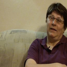 <strong>Stáňa B. popisuje, že radioterapie byla časově náročná, někdy i kvůli poruše přístroje. <strong> <br> S těmi ozářkami to taky bylo strašně nadlouho. Celé léto ozářky. Bylo takové horko a ty ozářky byly tak únavné. Člověk tam dojel, teď to třeba nefungovalo, tak se zas jelo zpátky. I to se stávalo.