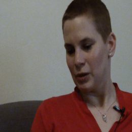 <strong>Jana B. během radioterapií chodila do práce. Léčba se prodlužovala pro poruchy přístroje. <strong> <br> Potom tedy bylo ozařování, kdy jsem si říkala: „Teď už mě čeká jenom těch nějakých 25 dní v nemocnici a budu to mít za sebou.“ To jsem ovšem nevěděla, že přístroj na ozařování je věčně rozbitý, takže místo 5 týdnů z toho bylo více než 6 týdnů. Přestože ozařování samo o sobě trvá 10 minut, tak já tam budu trávit hodinu a půl, než na mě přijde řada, protože to dopoledne to bylo rozbité, a teď to už zase půjde, případně mě pustí domů. Musím říct, že v tu chvíli jsem to začala poměrně dost špatně snášet psychicky. Do té doby to všechno tak nějak šlo, až na ten výkyv, kdy jsem se dozvěděla, že bude chemoterapie. Ale v tu chvíli, kdy jsem trávila v podstatě, aspoň tak mi to přišlo, víc času v nemocnici nežli kdekoli jinde, to začalo být špatné. A i tím, že jsem začátek ozařování ještě stále nastupovala v době dovolené, tak jsem v podstatě nemyslela na nic jiného, než že zase budu muset jít do nemocnice. A i manžel, který by jinak něco takové v životě nevyslovil, tak říká: „Zaplať pánbůh, že už začneš chodit do práce, protože ty nemyslíš na nic jiného a psychicky jsi na tom mnohem hůř, než když do té práce chodíš.“ Tak zaplať pánbůh skončily prázdniny a mohla jsem začít chodit do práce. I když čtyři týdny jsem chodila s tím, že jsem odcházela ze zaměstnání dříve a podstupovala dávky ozáření. A přišla jsem potom domů, a protože jsem byla unavená z toho všeho, tak jsem to celé prospala. Takže z toho dne opravdu moc nezbývalo.  Nějakých prvních 15 dávek ozařování, to byla v podstatě pohodička. Nevím, jestli to bylo i tím – možná si to jen namlouvám –, že jsem dva týdny před ozařováním začala brát betakaroten, který tu kůži snad i možná nějak trošku ochránil, protože se mi spálila až po nějakých těch 15 dávkách. Ale zase na druhou stranu, spálila se tak, že v životě jsem si nemyslela, že by to bylo možné, člověk může z toho mít puchýř i na bradavce. A to není vůbec nic příjemného. Ale tam už jsem viděla ten konec, že už se to opravdu chýlí ke konci a že už to budu mít za sebou, že už to bude dobré. A úplně těch posledních 5 dávek už bylo zaměřeno pouze na ložisko toho nádoru, který tam původně byl. To už bylo mimo bradavku, která byla v tu chvíli opravdu neuvěřitelně citlivá. A to už tak nějak šlo. Takže poté, co jsem nemusela řešit, že je věčně rozbitý nějaký přístroj, na kterém já jsem závislá. Honí mě do nemocnice, dvakrát třeba denně, protože když tam přijdu, tak přístroj je rozbitý, ale oni mi volají za 2 hodiny, že to zprovoznili a že mam jet zpátky. Tak když už tohle bylo za mnou, tak jsem si myslela, že to mám za sebou úplně.