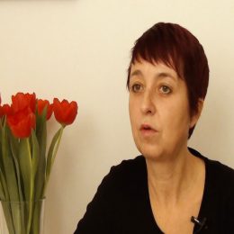 <strong>Míša měla spáleninu i přesto, že používala gely. .<strong> <br> Na mě to působilo blbě, protože i když oni tvrdí, že to je šetrné, tak ještě jsem si radši pořídila nějaké ty gely, které chrání prso, ale stejně jsem ho měla spálené a potom mě to hodně bolelo.