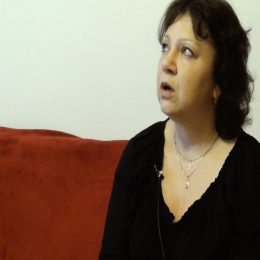 <strong>Monika C. hovoří o psychické náročnosti léčby a její dlouhodobost. <strong> <br> Taková jediná informace, kterou jsem asi nechtěla vědět, bylo to, že budu mít zajišťovací léčbu 10 let a že vlastně tahle léčba vyvolává nebo přivolává dřívější přechod, což je velice náročné psychicky i fyzicky, protože najednou máte stavy, které prostě nepředpokládáte, a když už vy je pochopíte, nechápe je vaše okolí, protože na to nemáte věk. Nemáte věk na tyhlety symptomy, na tyhlety projevy. Takže to byla taková informace, kterou jsem nechtěla slyšet. Nicméně srovnat se s ní musím stejně. Ale jinak ostatní informace jsem dostávala opravdu k tématu a takové, na které jsem se ptala. Co to znamená ta zajišťovací léčba? Vzhledem k věku, kdy mi pan doktor onkolog vysvětlil, že čím je člověk mladší, tím, bohužel, je jakoby vyšší šance návratu rakoviny, protože prostě člověku se buňky obnovují stále rychle, a tak je nutná zajišťovací léčba, protože některé nádory u mě byly každý jiného původu, ale 2 byly původem spojené s tvorbou estrogenu a tomu bylo potřeba zamezit. Tudíž vyvolání předčasného přechodu, aby tělo estrogen přestalo produkovat a vlastně se chránilo, to byl ten důvod, proč přišla ta zajišťovací léčba. A proto byla tak dlouhá, aby to došlo až do věku, kdy přirozeně ten přechod bývá. Mně bylo 38, než skončila léčba, tak skoro 41, a do těch 51 nebo 50 let budu tu medikaci pobírat. Jsou období, kdy potřebuju medikaci vynechat, a to vždycky rozhodne onkolog. Jsou to situace, kdy to prostě nezvládám, nemůžu chodit, nemůžu hýbat rukama, protože prostě ty léky mají vedlejší účinky.