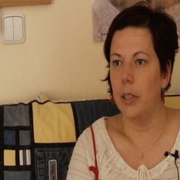 <strong>Naďa vypráví o své zkušenosti se Zoladexem, díky kterému byla v přechodu v 28 letech.</strong> <br>Ještě jsem měla hormonální léčbu, takže mně nasadili léky a uvedli mě do umělého přechodu ve 28, to bylo výborné. Byl to Zoladex, to mně píchli takový váleček, napíchli to pod kůží do břicha, jednou za měsíc. A vlastně mě tím uspali, pan doktor to pojmenoval nějak tak, že vlastně uspali vaječníky. Tím pádem mi to rovnou píchli v ten pátek, co jsme byli na takovém tom pohovoru.  Pan doktor měl asi nějakou rezervu na každého pacienta při tom prvním rozhovoru. Měl nějaký čas vyhrazený a byl tam prostor na otázky, když bylo třeba. A v pondělí jsem pak nastoupila na chemoterapie. Už v ten pátek mně dali první Zoladex a pak zas po měsíci. Měla jsem ho mít původně 2 roky, ale během těch 2 let vyšly nějaké studie, že by se měl dávat 5 let. Takže mi to rozšířili na těch 5 let. K tomu Zoladexu… Po 2 a půl letech jsem za panem doktorem přišla, že s partnerem chceme mít miminko, a jestli by teda nestačily 3 roky. Tak pan doktor ani nehnul brvou a řekl, že jo, že to je možné. Původně jsem měla mít ten Zoladex 2 roky, pak teda 5, a nakonec to byly 3 roky. Nejdřív teda chemoterapie, během chemoterapií Herceptin. Před chemoterapiemi jsem začala už s tím Zoladexem, ale ještě jsem jednu menstruaci měla, než to úplně ustalo, a pak jsem byla opravdu už v přechodu, se vším všudy v přechodu.