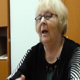 <strong> Libuše dostala Tamoxifen hned po operaci, měla ho užívat 5 let, ale lékař ji dobu užívání prodloužil na 10 let. <strong> <br> S ablací sem souhlasila ráda, protože jsem se tím pádem vyhnula jak chemoterapii, tak i ozařování, takže jsem dostala jenom léky – na onkologii Tamoxifen, to bere hodně žen. A beru ho doteďka, a žádné účinky na sobě nevnímám. Ráno prostě spolknu tabletku a mám vystaráno. Víte, jak dlouho ještě budete Tamoxifen brát? Když jsem ho začala brát, tak mi říkal pan doktor, že to bude na 5 let. Pak se ale prý změnily nějaké ty studie, takže je lepší to protáhnout až na těch 10 let. A vy jste ho začala brát hned po operaci. Hned po operaci. Ale sama na sobě necítím, jestli to někde v organismu škodí.