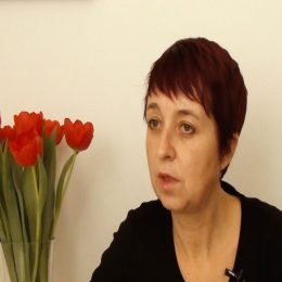 <strong>Míša hovoří o obavách z možných vedlejších účinků Tamoxifenu. .<strong> <br> Ten lék je vlastně Tamoxifen a ten se musí brát 5 let, ty hormony. Co to je, ten Tamoxifen? To je nějaký chemický lék, který má zabránit vzniku rakoviny, ale na druhou stranu zase může způsobit rakovinu právě dělohy a těchto orgánů, takže je to taková dvojsečná zbraň. Jak často ho berete? Každý den jeden.