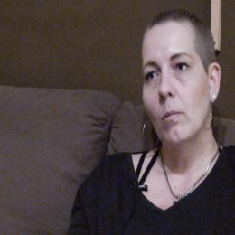 <strong>Kačka hovoří o své zkušenosti s nástupem umělého přechodu po hormonálních injekcích.<strong> <br>Je to injekce do břicha jednou měsíčně, myslím, že to je taková kapsle, která se tam asi měsíc rozpouští a způsobuje zastavení funkce vaječníků. Navíc už po předposlední chemoterapii jsem menstruaci nedostala. Co vám běželo hlavou, když vám řekli, že dostanete hormonální léčbu, že vás převedou do přechodu v poměrně mladém věku? Problesklo mi hlavou jenom, že to dělají asi proto, abych byla zdravá. Že to dělají pro moje zdraví. Takže jsem se tomu vůbec nebránila. A tím, že už mám 2 děti, ten přechod by mě stejně za chvíli čekal. Zvážila jsem spíš ty výhody, proto jsem se tomu vůbec nebránila. Tohle byla pro mě úplná maličkost. Pozorujete nějaké vedlejší nebo nežádoucí účinky té hormonální léčby? Zatím ne. Kromě návalů, ale to se dá všechno přežít. Člověk by se v tu chvíli sice nejradši svlíkl z kůže, protože to je nesnesitelné horko, ale dá se to přežít. A pak teda ta nespavost v noci, ale možná je to tím, že si klimbnu přes den. Nevím, jestli to s tím souvisí, ale rozhodně asi nějaké změny probíhají, ale zatím je nepozoruju.