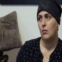 <strong>Hana B. začala biologickou léčbu dostávat zároveň s chemoterapií. . <strong> <br> Chemoterapie jsem měla rozdělené vlastně na dva druhy. První druh byl čtyři cykly po třech týdnech, to byla taková ta silnější. Teď mám dvanáct cyklů po týdnu. A obrovská výhoda je, že mám nasazenou biologickou léčbu. Můj nádor byl HER2 pozitivní, takže automaticky mně vlastně doktor doporučil – a pojišťovna schválila – biologickou léčbu. Takže dostávám zároveň ještě i tu. Ta biologická léčba, kterou mi začali dávat zároveň tady s tou druhou sérií dvanácti chemoterapií, tak to je na rok. Aplikace probíhá jednou za tři týdny do stehna, injekčně. Takže je to otázka minutky a jdu domů. A jak to zvládáte, tu biologickou léčbu? Pozorujete na sobě něco? Ta nemá žádné vedlejší účinky. Nebo aspoň u mě ne. Jedině teď jsem byla minulý týden na ultrazvuku srdíčka, aby se podívali, jak to po těch chemoterapiích zvládlo. A je pravda, že tam je trošku snížený výkon. Pan doktor říkal, že na to musíme dát pozor. Že to srdíčko není už tak v pořádku, jak bylo. Ale že to dělají ty chemoterapie, že by se to mělo vrátit do normálu. Samozřejmě se to musí teď víc hlídat, a pokud by se stalo, že pořád bude ten výkon klesat, tak bohužel by museli zastavit léčbu. Vyléčit srdíčko, nebo nechat ho trošičku odpočinout, a znovu začít. Což bych teda nerada, ale.