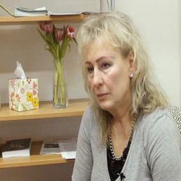 <strong>  Zlatuše byla zařazena do klinické studie biologické léčby. <strong> <br> Byla jsem ještě zařazená do studie, do té bioléčby, takže vlastně ještě do dnešního dne každého čtvrt roku jsem chodila na nějakou tu injekci, jako na to sledování. Jak probíhalo to zařazení do studie? Ptala jsem tady na to, oni si mě vybrali, zřejmě to je nějaká studie americká – ono těch studií je víc – a já jsem asi zapadala do nějakého vzorku, který potřebovali. Dostala jste dost informací o té studii? Dostala jste nějaké informace vůbec? Dostala jsem k tomu takový nějaký leták o tom, k čemu ta studie je. Tam bylo vypsáno – jak bych to teďka řekla přesně –, že můžu mít nějaký, že to může mít na něco vliv. A nebylo to, řekla bych, že to nebylo úplně podrobně vypsané. Byly tam nějaké základní body, co budu muset absolvovat, že potom musím nahlašovat všecko, chodit jednou za čtvrt roku na nějaké kontroly, kde oni si sledují ty účinky, co to má – musíte tam nahlašovat, jak to probíhá, co se vám změnilo nebo jak to cítíte a různě. Ale až potom třeba jsem se dozvěděla – po delší době a určitě ne tady z té brožury –, že se mi může třeba zhoršit nějaký stav. Tam akorát v tom psali, že souhlasím s tím, že pokud se mi zhorší zdravotní stav, nebudu po nich nic požadovat. A tak jsem to taky brala, že to je další věc, která by mi třeba mohla pomoct, s tím jsem do toho šla. Protože bohužel asi většina léků funguje tak, že něco vám pomůže, a jinde to nemusí mít dobrý vliv. Takže jsem do toho šla, a až po čase jsem vlastně zjišťovala nějaké věci. Tak se snažím tomu vyvarovat nebo předejít. Vím, že třeba bych měla jíst nějaké vitamíny, že bych si měla doplňovat vápník a podobně, tady při té léčbě to odvápní kosti a tak různě. Tak se snažím třeba tomu přidat něco nebo pomoct si nějakými takovými přípravky.