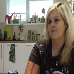 <strong> Veronice Z. vadilo, že jí okolí podsouvalo zázračná řešení, kterým nevěřila.  </strong> <br>  Ani ne tak v nemocnici, ale spíš nějak celkově, když to vezmu jako z okolí a takhle, nebo třeba i z řad známých, tak bych nejradši nedostávala informace v takovém tom smyslu, že mají nějaký zaručený lék, který je lepší než chemoterapie. To mě vždycky nejvíc dokázalo zvednout ze židle, když někdo přišel s nějakým zázrakem ve stylu, že když budu pít po ránu savo nalačno a zaklopím to citronovou šťávou, tak že zaručeně se uzdravím. A podobné nesmysly, co jsem se občas doslechla, opravdu to bylo strašné. To mi lezlo už potom, když už to bylo asi popáté, co mi to někdo začal podsouvat, tak už mi to opravdu vadilo. Prostě to bylo i nepříjemné. A i takové ty řeči ve smyslu, že chemoterapie nepomáhá, že kvůli ní umřu. Byli fakt i takoví lidi, co si to dovolili říct. Tak to mě vždycky trošku jako poslalo na dno, že někdo vůbec je schopný takhle se zachovat.