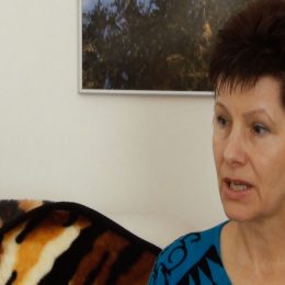 <strong>Zuzka vysvětluje, proč se rozhodla pro doplňky stravy. <strong> <br> Ty doplňky stravy já beru z toho důvodu, že když si vezmete okurku a rajče, které dozraje v Kauflandu, tak jakou to mám výživnou hodnotu? Takže já to beru jako součást stravy, to není nic nad rámec, to jenom to, co nedostávám třeba ve stravě. Přes den si to teď jako vezmete odkud, z ovoce nebo z citrusových plodů? Budete teď jíst pomeranče nebo mandarinky? To asi ne. Takže člověk by to měl doplňovat jinak. A když nemá jistotu, odkud ta mrkev je nebo odkud je ta řepa, tak přece jenom tím, že člověk prodělal tu chemoterapii, tak potřebuje doplnit to, co mu chybí. Takže takhle jsem uvažovala. Dřív jsem si nechávala dělat analýzu vlasů, abych zhodnotila, co mám doplnit. Ono totiž stačí jenom, když se pak podíváte na mé nehty a zjistíte, že se třepí, že jsou tam rýhy.