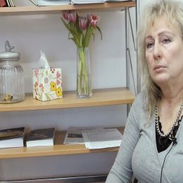 <strong>  Zlatuši radily kamarádky, a také chodila pro radu za bylinkářkou. <strong> <br> Dozvídala jsem se to různě, od známých. Některý moje kamarádky mi to nosily, jako že mi chtěly teda pomoct, tak mi přinesly třeba čaj lapacho, že to je proti rakovině nebo tak. Anebo mi poradily tady bylinkářku, co je blízko. A tam jsem třeba i byla a to se mi hodně líbilo, protože paní je tak nějak nohama na zemi a snaží se lidem dát to, co třeba opravu je na ten orgán, který potřebují. A dokáže i poradit, ale nikde se nevydává za nějakou všeléčitelku, jak někteří vystupují a tahají pak peníze zbytečně z lidí. Takže internet, kamarády a tak různě, no. A pak si to ještě zkouším, si třeba tam zajdu nebo to vyzkouším a rozhoduju se, jestli jo, nebo ne a tak. Že se to ještě snažím aplikovat na sobě, ale ne všechno teda.