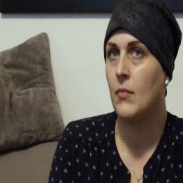 <strong>Haně B. doplňková léčba nebyla během chemoterapie doporučena. <strong> <br> Zvažovala jsem to, s onkologem jsem to probrala. Řekla jsem mu, co mám tak na mysli, co jsem si různě zjistila. Co bych chtěla brát a tak dále, a on mi je nedoporučil. Že samozřejmě to, co mu všechno říkám, tak jsou opravdu dobré věci, které jakmile doděláme chemoterapie, tak určitě mně to všechno posvětí. Ať všechno beru, piju, užívám úplně na plno. Ať se to tělo pročistí. Ale že dokud jsou ty chemoterapie, tak jsou dvě možnosti. Buďto by to mohlo tu chemoterapii ještě víc jakoby zesílit, anebo zeslabit. Že tam většinou není nic mezi. Takže on říkal: „Jestli to chcete risknout, já vám to zakázat nemůžu. Jo, můžete prostě cokoliv, cokoliv chcete. Ale já bych vám to teďka při těch chemoterapiích opravdu nedoporučoval. Zkuste jíst víc zeleniny, hodně pijte, aby to z toho těla šlo ven.“ A ještě říkal: „To je všechno, co já bych pro to dělal.“ Nevím, jestli pro to měl nějaký důvod nebo má nějaké zkušenosti, ale zase jsem tomu věřila. Takže jsem všechno si odložila, až bude potom.