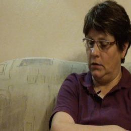 <strong>Název ukázky: Stáňa B. po roce od diagnózy zjistila, že její nemoc je geneticky podmíněná. <strong> <br> Rok nato se zjistilo, že jsem geneticky pozitivní, že mám BRCA1, což znamená, že mám zmutovaný gen, který způsobuje rakovinu prsu. Doma mám 2 děvčata, proto jsem chtěla na genetiku, jelikož jsou tu nějaké parametry, kdy se to genetické vyšetření podstupuje. Dělá se to z krve, a to u pacientů buďto po linii, že třeba maminka nebo sestra to měla, když mají v rodině tuhle diagnózu, anebo když ženy nebo dívky onemocní do pětatřiceti let. V době, kdy se to týkalo mě, tak ta hranice byla čtyřicet let. Ale jelikož jsem onemocněla ve třiceti devíti, tak jsem na to nešla, ta genetika byla ještě v plínkách před těmi 12 lety. 2007 to bylo, tak to je 10 let. No, a zjistilo se u mě, že jsem pozitivní, šli na to pak jiní mí rodinní příslušníci – rodiče, bratr. A vyšlo z toho, že to mám zděděné od mojí mamky, která je ale zdravá, nemá to. A můj bratr má ten gen taky, což ale neznamená, že onemocní. Ale je nositelem pro své děti, může jim to předat. Už to předal. O jednom už to víme. Já jsem to předala mé dceři taky. Už je od 20 let hlídaná, jak na screeningu, co se týká mammologie, tak i na onkologii. Člověk se s tím smíří a řekne si: „Všechno, čím jsem si v životě prošla – rozvodem a různými věcmi, to vypětí psychické a tak –, tohle to asi ovlivnit nemohlo, protože to bylo v těch genech.“ Že to prostě propuklo, kdy to propuklo. Dřív nebo později, třeba by mě to potkalo na stáří a stejně by to propuklo. Sice moje mamka má 70, a nemocná není, díky bohu. Takže těžko říct.