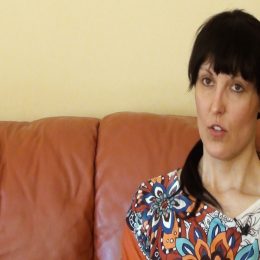 <strong>Jana A. se cítila ve stresu a prožívala negativní emoce, které se v ní hromadily.</strong> <br>Konkrétně karcinom prsu, když můžu mluvit za sebe, tak konkrétně já mám představu, co by mohla být příčina, nebo co je příčina nebo byla příčina tohoto onemocnění. Co se mě týče, já si myslím, že převážně je to stres, který jsem nějakým způsobem zvládala, protože sem tu energii vždycky někde našla, ale nebylo to vyvážené. Já jsem dávala, ale nedostávala. Nedostávala jsem tu stejnou energetickou potřebu, kterou jsem vydávala. Stres v zaměstnání, nedostatek spánku, potom druhá směna v domácnosti, protože jsem vlastně přebírala jako kdyby zodpovědnost i za manžela, který chodil pozdě domů z práce. Takže na jednu stranu tady tohle a na stranu druhou jsou to moje, bych tak řekla, psychosomatické problémy. Je to, když jsem se tak nad tím zamýšlela, vlastně všechno, co souvisí s minulostí. To jsou v mém případě nějaké negativní postoje k sobě samotné, co jsem měla, nebo co ještě třeba mám, to, co nemám vyřešené. Negativní emoce, které jsem prožívala. Nějaká ukřivděnost, hněv, vztek, kdy se člověk snažil dávat nebo byl tady pro druhé, ale nedostával to, co by potřeboval. Kdy čekal, že se i o něj bude někdo starat, ale nedostával to, ono to nepřicházelo. Pak se to v něm kumulovalo, kupilo se to. Ty negativní pocity se najednou zacyklovaly. Teď se z toho třeba stal nějaký vzorec, který se opakoval, a strašně mně to ztrpčovalo a znepříjemňovalo život, nebo znepříjemňuje pořád, protože se musím přiznat, že taky ještě s tím bojuji, byť se snažím myslet pozitivně a vnímám tady tuhle nemoc jako dar.