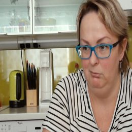 <strong>Petra měla strach, že onemocní a nebude moci vychovat svoje děti. <strong> <br> Takže je to podle mě psychosomatika trochu. Já Jsem se třeba podvědomě celý život – hlavně potom, co mi umřela maminka – bála, že budu mít rakovinu a nevychovám svoje děti. A dostala jsem to v těhotenství. Mně přijde, že si to člověk možná trošku přivolá sám.